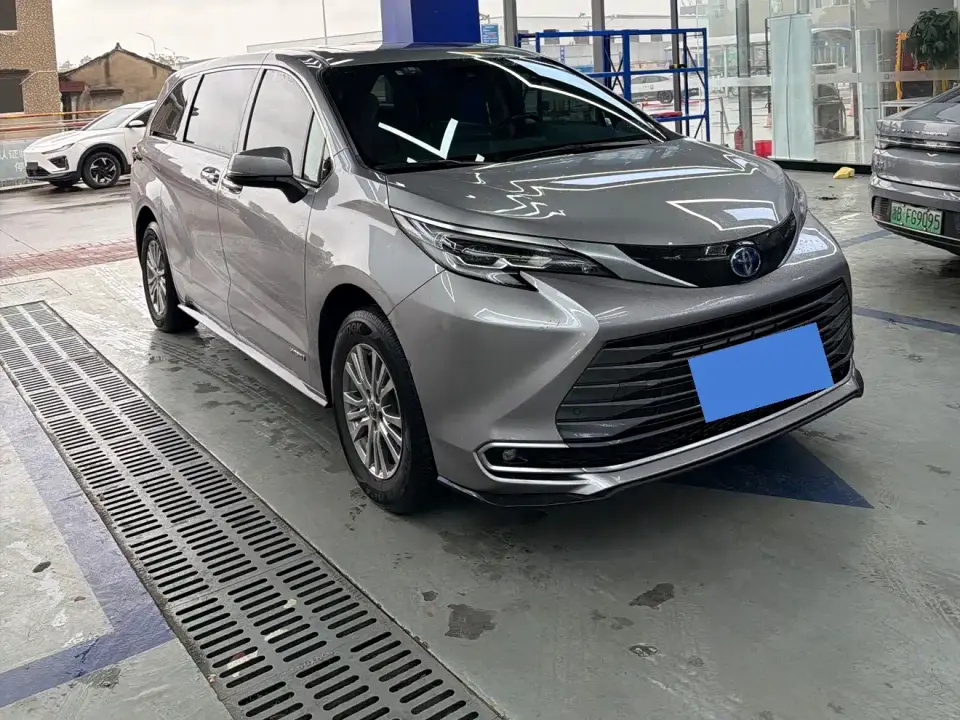 Toyota Sienna 2.5L Hybrid Luxury Edition 2023