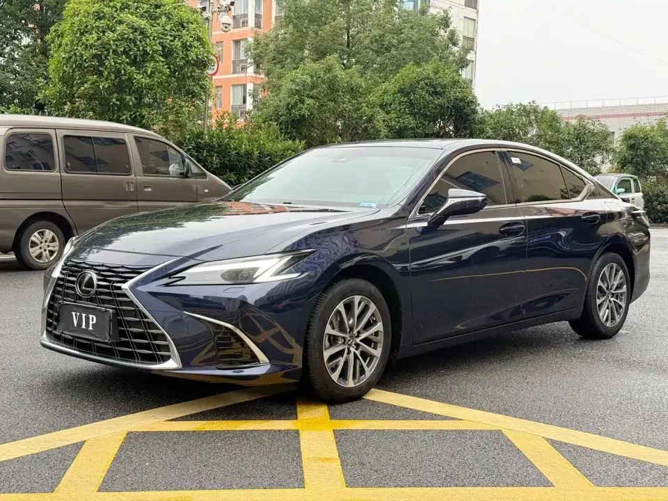 Lexus ES 300h Ultimate Edition 2025