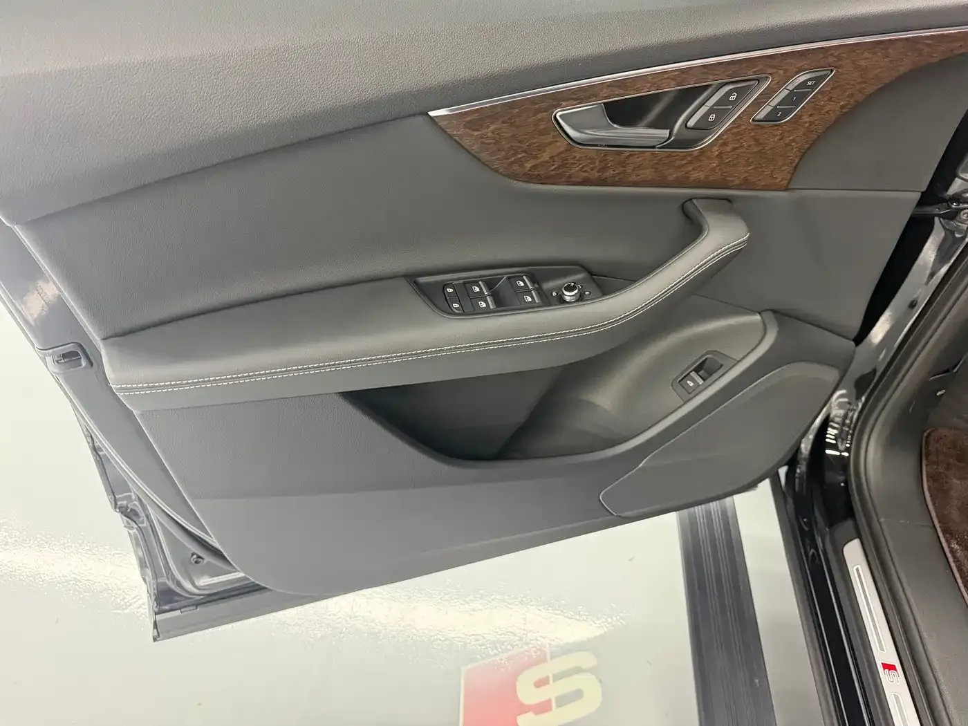 Audi Q7 45 TFSI quattro S line Black Warrior 2024 — фото 14