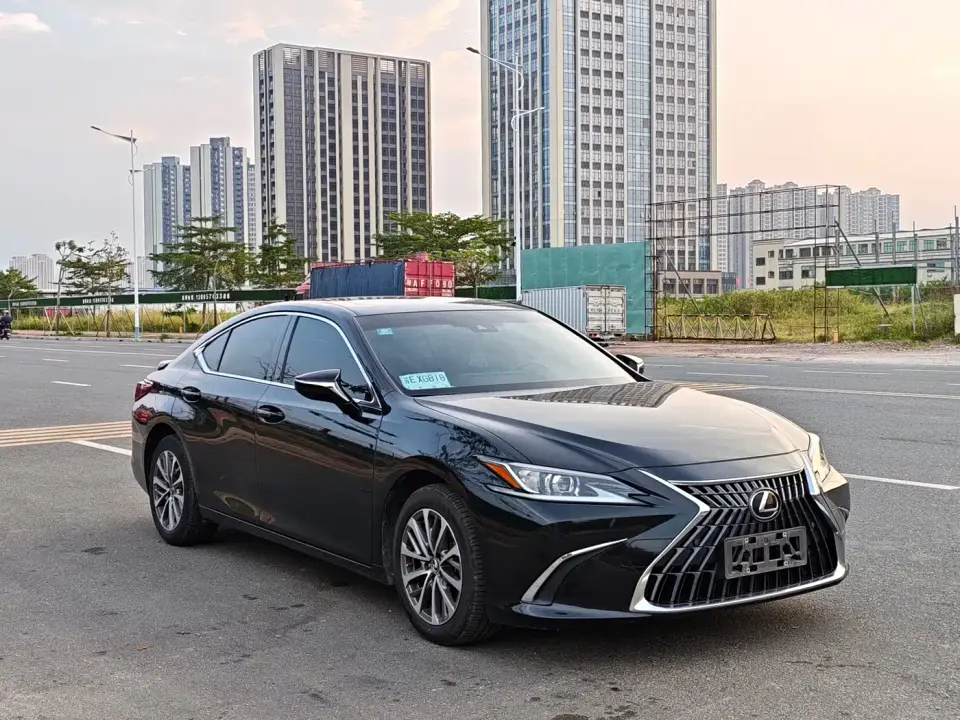 Lexus ES 300h Excellence Edition 2023
