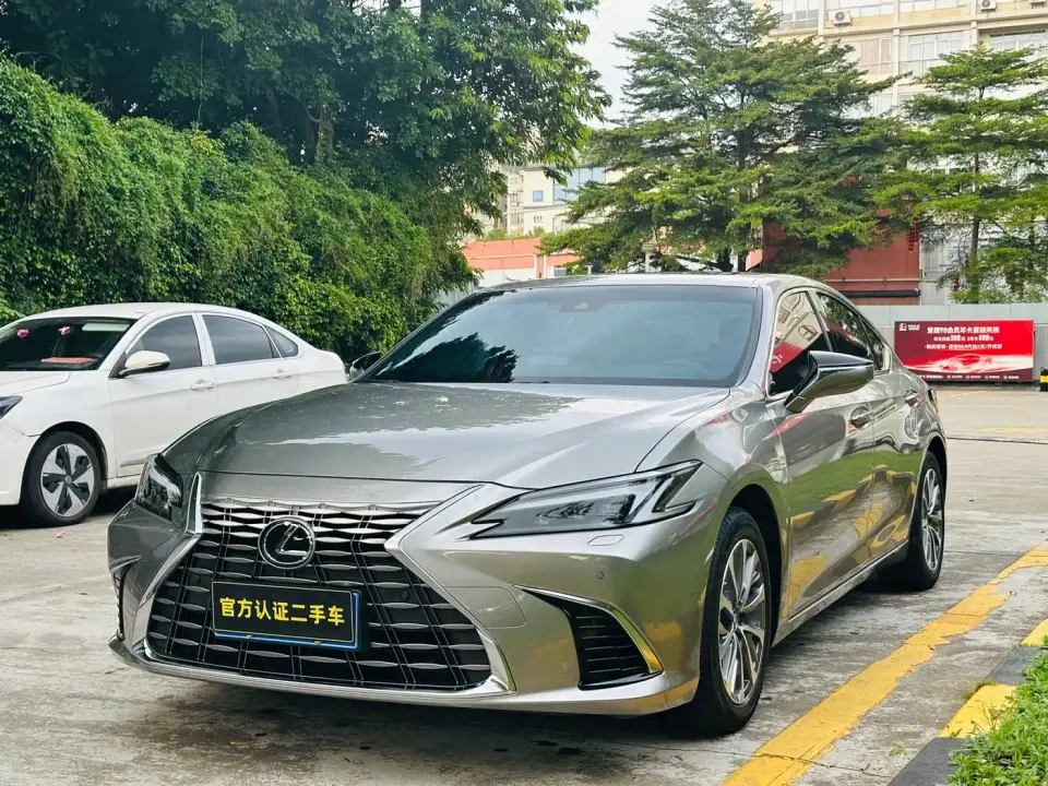 Lexus ES 300h Ultimate Edition 2025