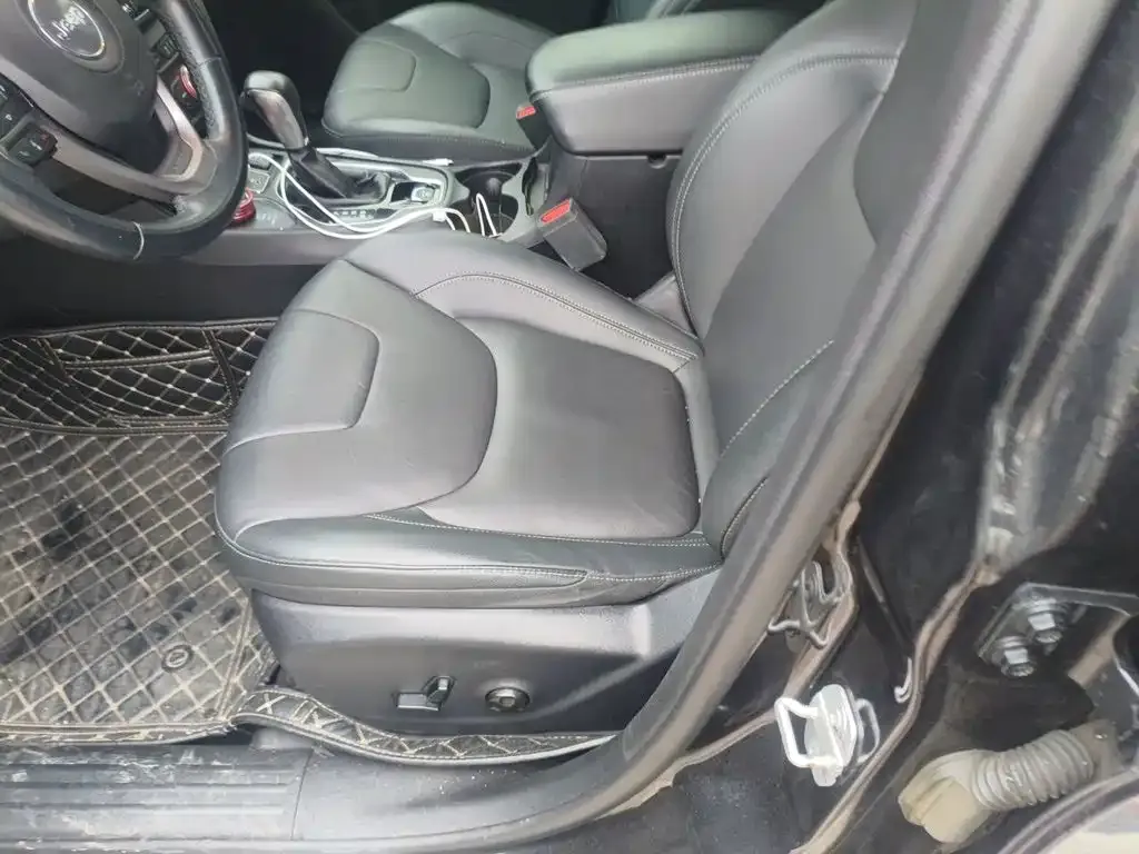 Jeep Cherokee 2.0T 4WD Exploration Edition + Autonomous Driving Package China VI 2019 — фото 17