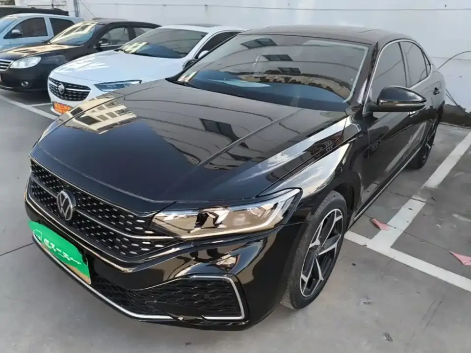 Volkswagen Passat Outstanding 330TSI Starlight Elite Edition 2025