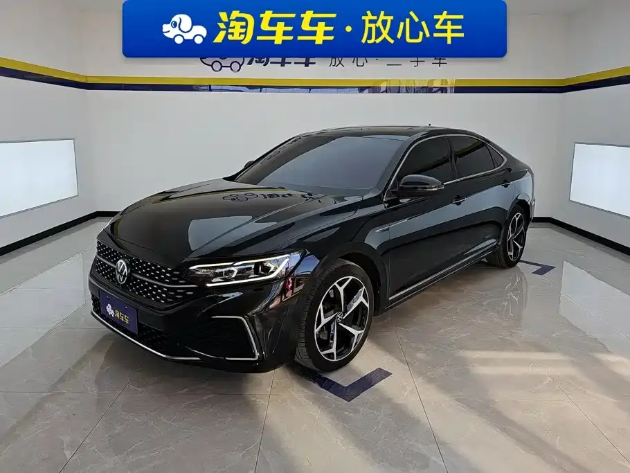 Volkswagen Passat Facelift 330TSI Starlight Luxury Edition 2023