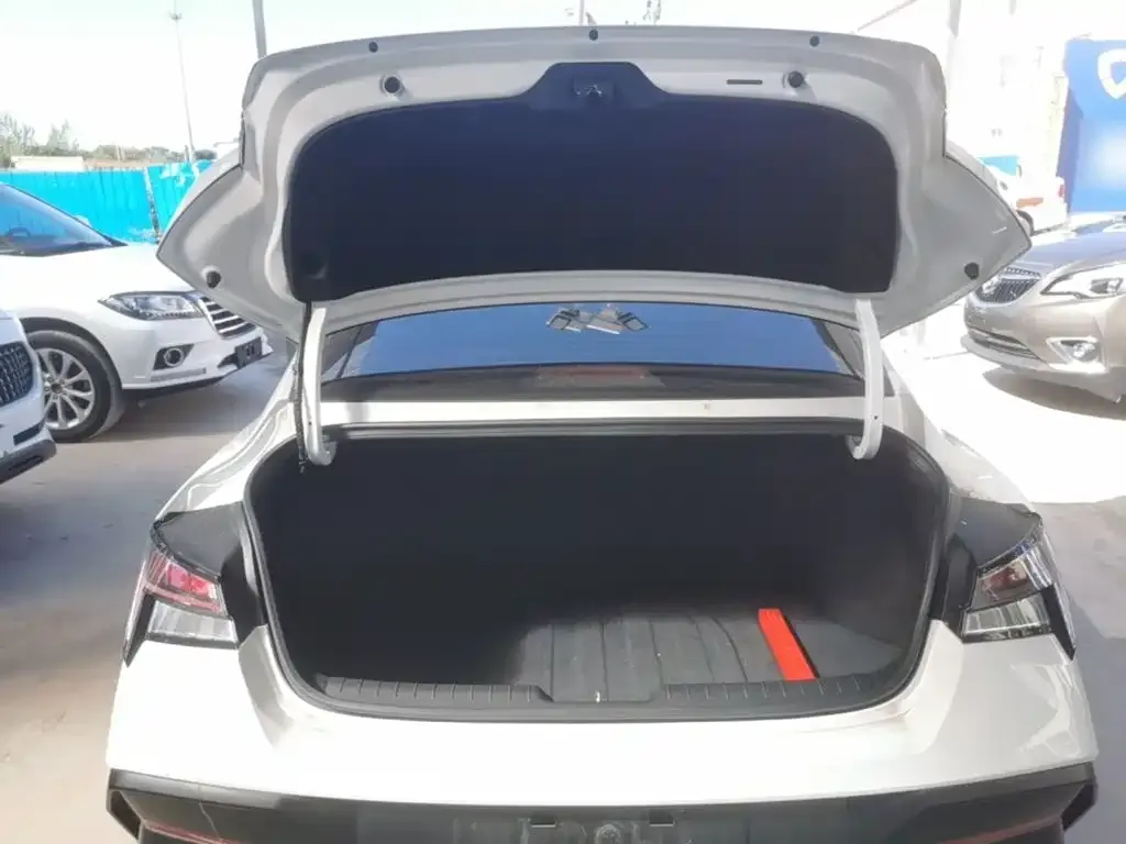 Hyundai Elantra Model 1.5L CVT LUX Premium Edition 2025 — фото 15