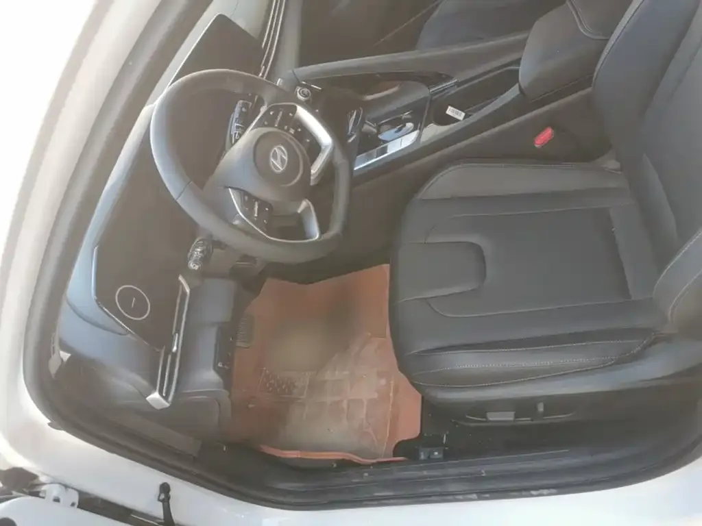 Hyundai Elantra Model 1.5L CVT LUX Premium Edition 2025 — фото 11