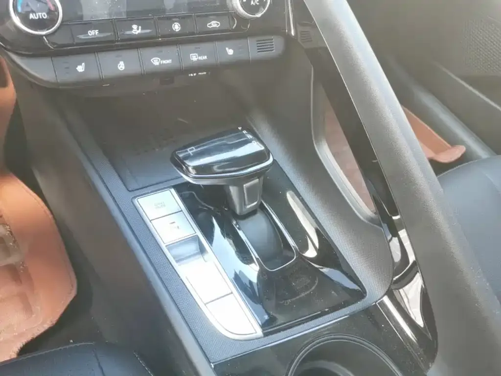 Hyundai Elantra Model 1.5L CVT LUX Premium Edition 2025 — фото 10