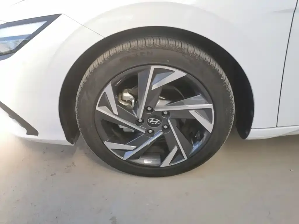 Hyundai Elantra Model 1.5L CVT LUX Premium Edition 2025 — фото 25