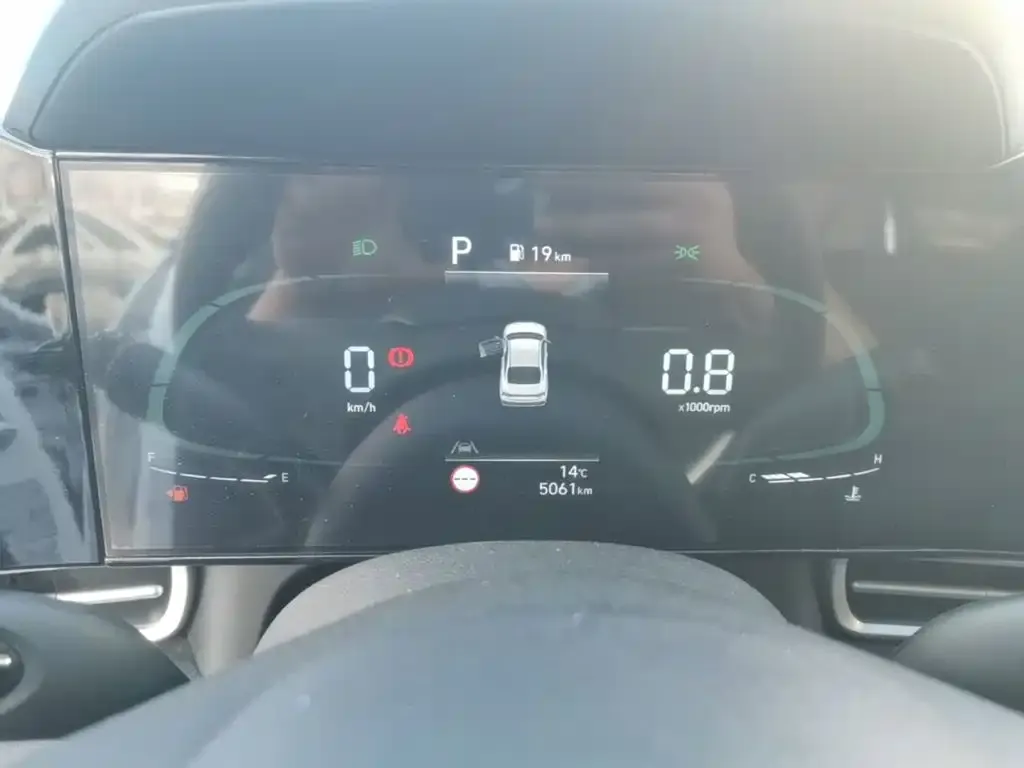 Hyundai Elantra Model 1.5L CVT LUX Premium Edition 2025 — фото 8