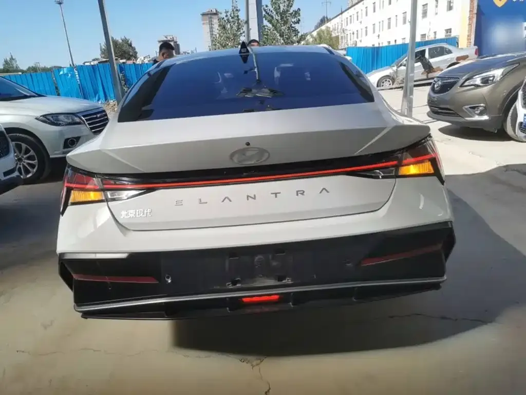 Hyundai Elantra Model 1.5L CVT LUX Premium Edition 2025 — фото 4