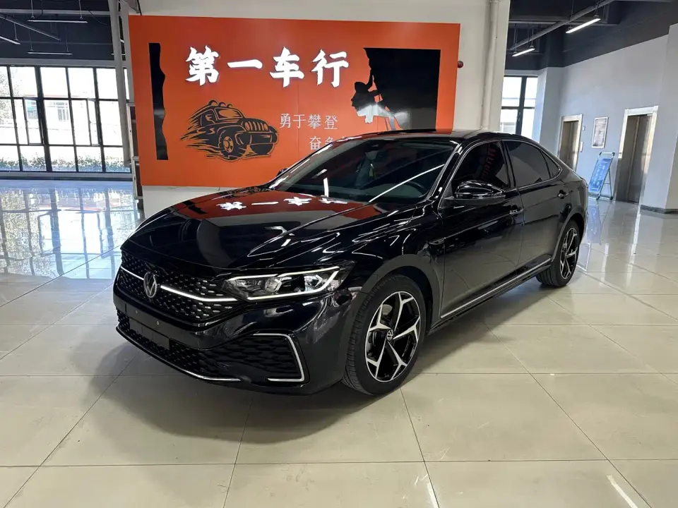 Volkswagen Passat Facelift 330TSI Starlight Luxury Edition 2023