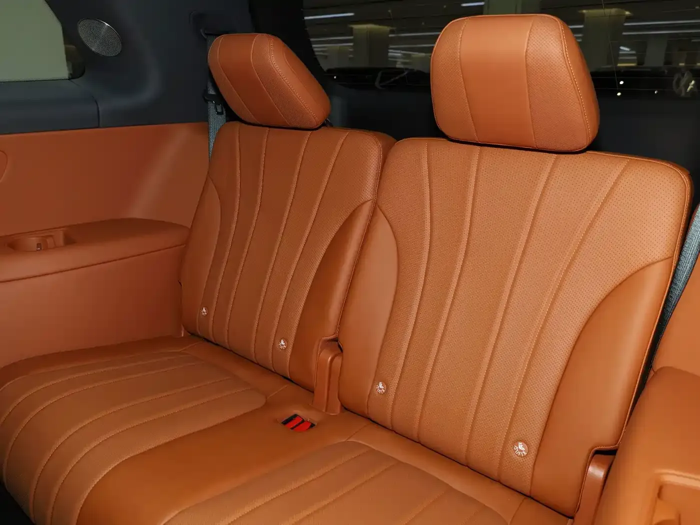 AITO Wenjie AITO M8 Extended Range Ultra 53.4kWh 6-Seater 2025 — фото 16