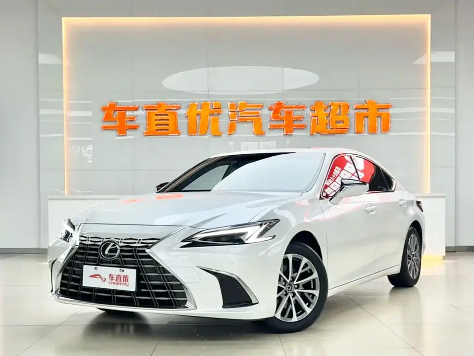 Lexus ES 300h Ultimate Edition 2025