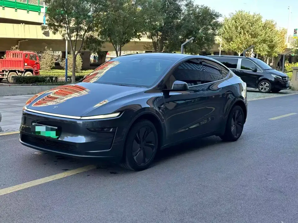 Tesla Model Y Rear-Wheel Drive 2025