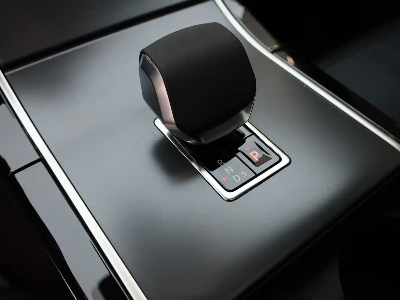 Land Rover Range Rover Velar Dynamic SE 2024 — фото 16
