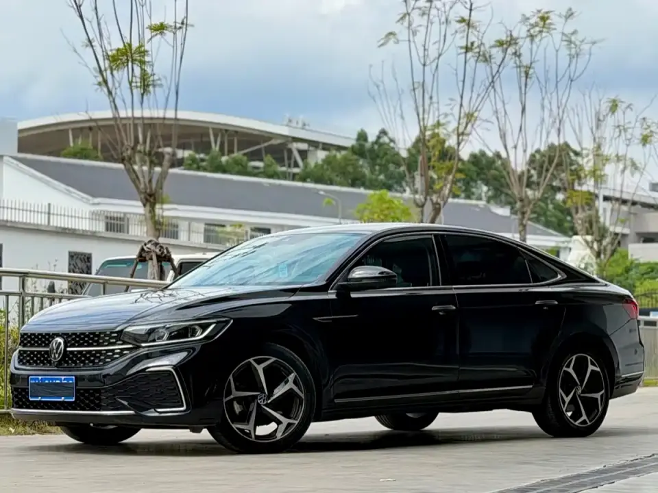 Volkswagen Passat 330TSI Starlight Premium Edition 2022