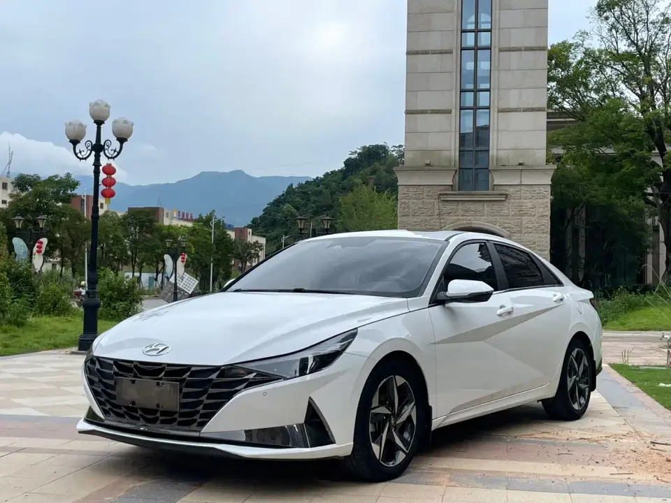Hyundai Elantra 1.5L CVT LUX Premium Edition 2022
