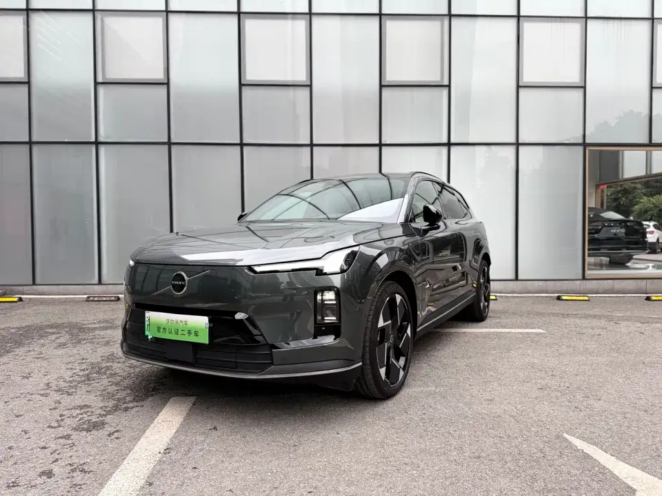 Volvo XC70 Plug-in Hybrid High-end Version 2025