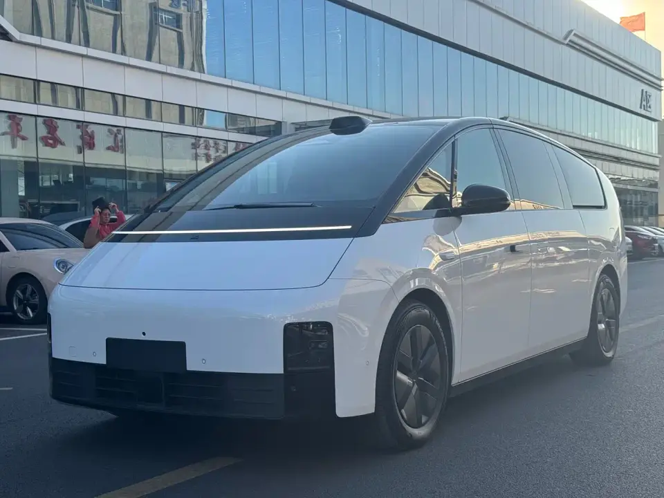 Li Auto MEGA Ultra 2024