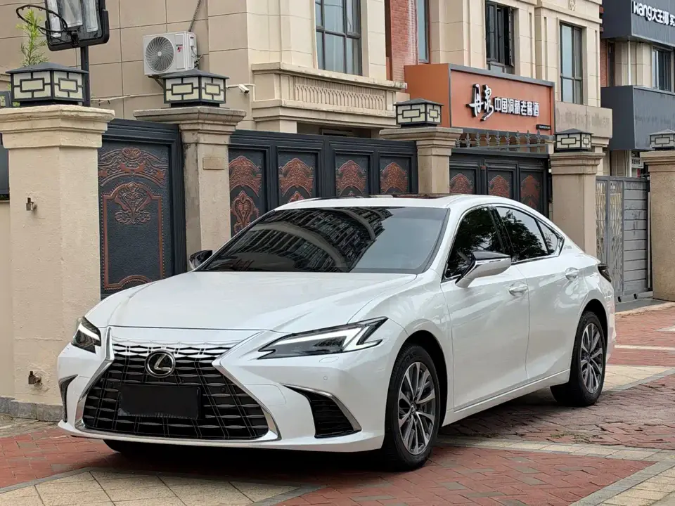 Lexus ES 200 Ultimate Edition 2025