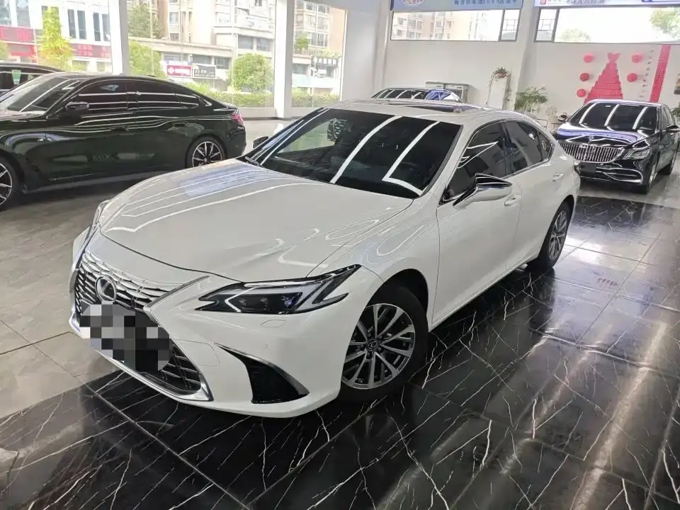 Lexus ES 200 Ultimate Edition 2025