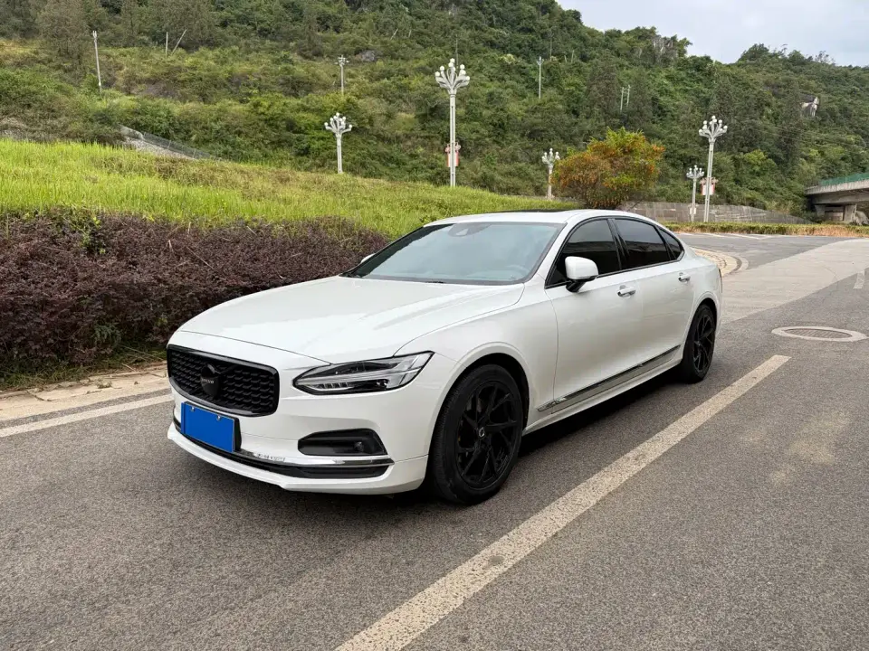 Volvo S90 Model B5 Momentum Luxury Edition 2020