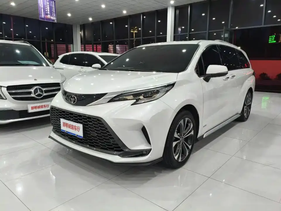 Toyota Granvia 2.5L Hybrid Premium PLUS 2025