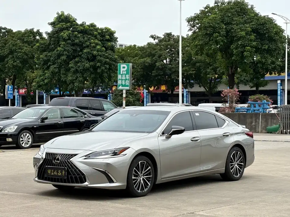 Lexus ES 300h Ultimate Edition 2024