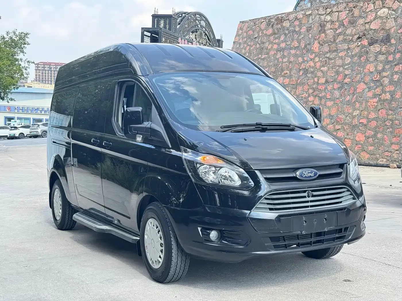 Ford Transit Model 2.0T Diesel Manual Premium Operating Business Travel Medium Wheelbase Medium Roof 9-Seater China VI 2021 — фото 2