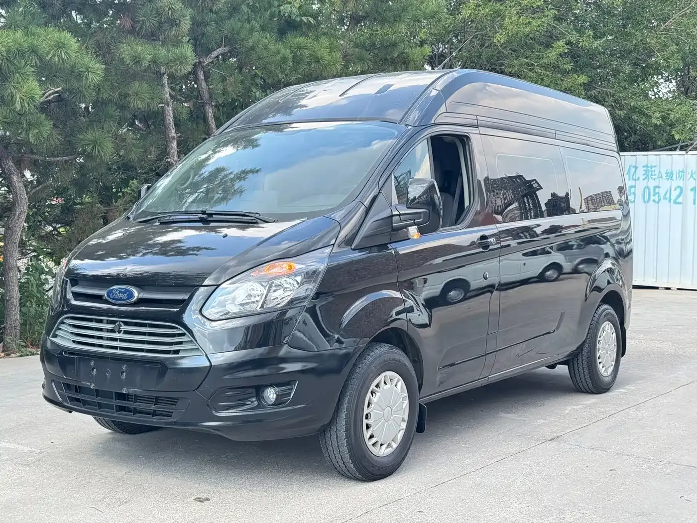 Ford Transit Model 2.0T Diesel Manual Premium Operating Business Travel Medium Wheelbase Medium Roof 9-Seater China VI 2021