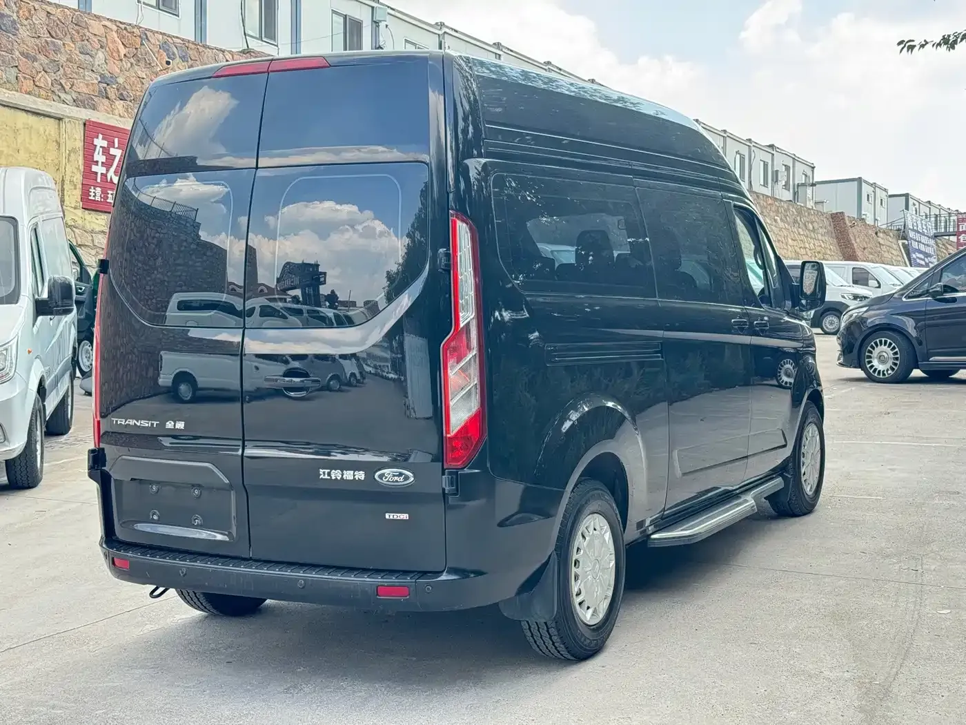 Ford Transit Model 2.0T Diesel Manual Premium Operating Business Travel Medium Wheelbase Medium Roof 9-Seater China VI 2021 — фото 7