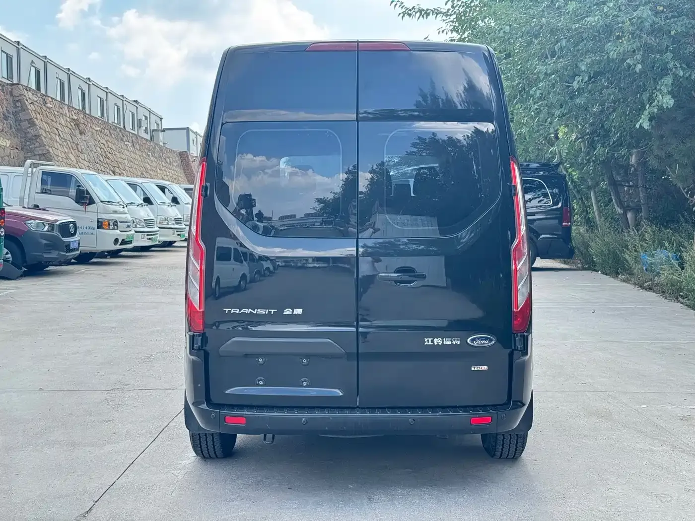 Ford Transit Model 2.0T Diesel Manual Premium Operating Business Travel Medium Wheelbase Medium Roof 9-Seater China VI 2021 — фото 6