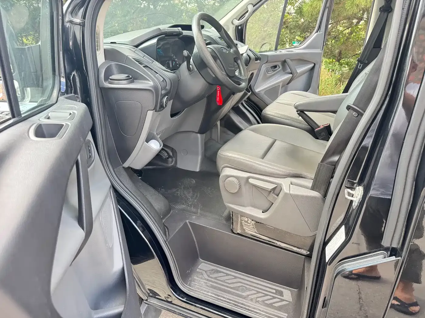 Ford Transit Model 2.0T Diesel Manual Premium Operating Business Travel Medium Wheelbase Medium Roof 9-Seater China VI 2021 — фото 9