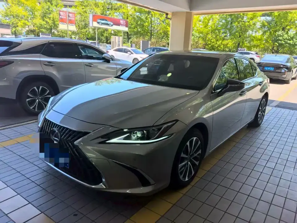 Lexus ES 300h Excellence Edition 2022
