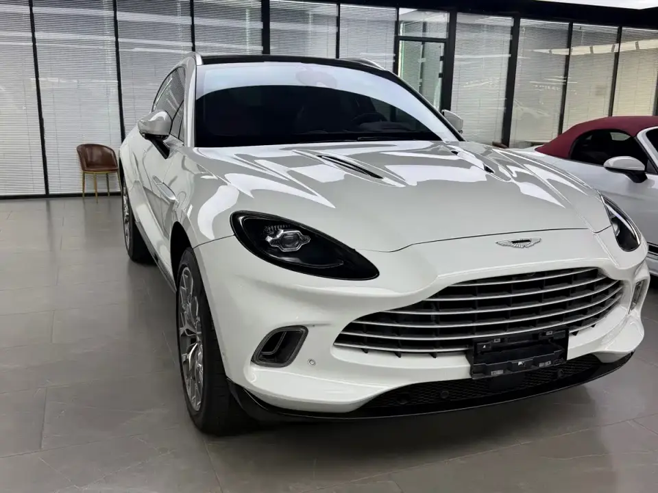 Aston Martin DBX 4.0T V8 2025