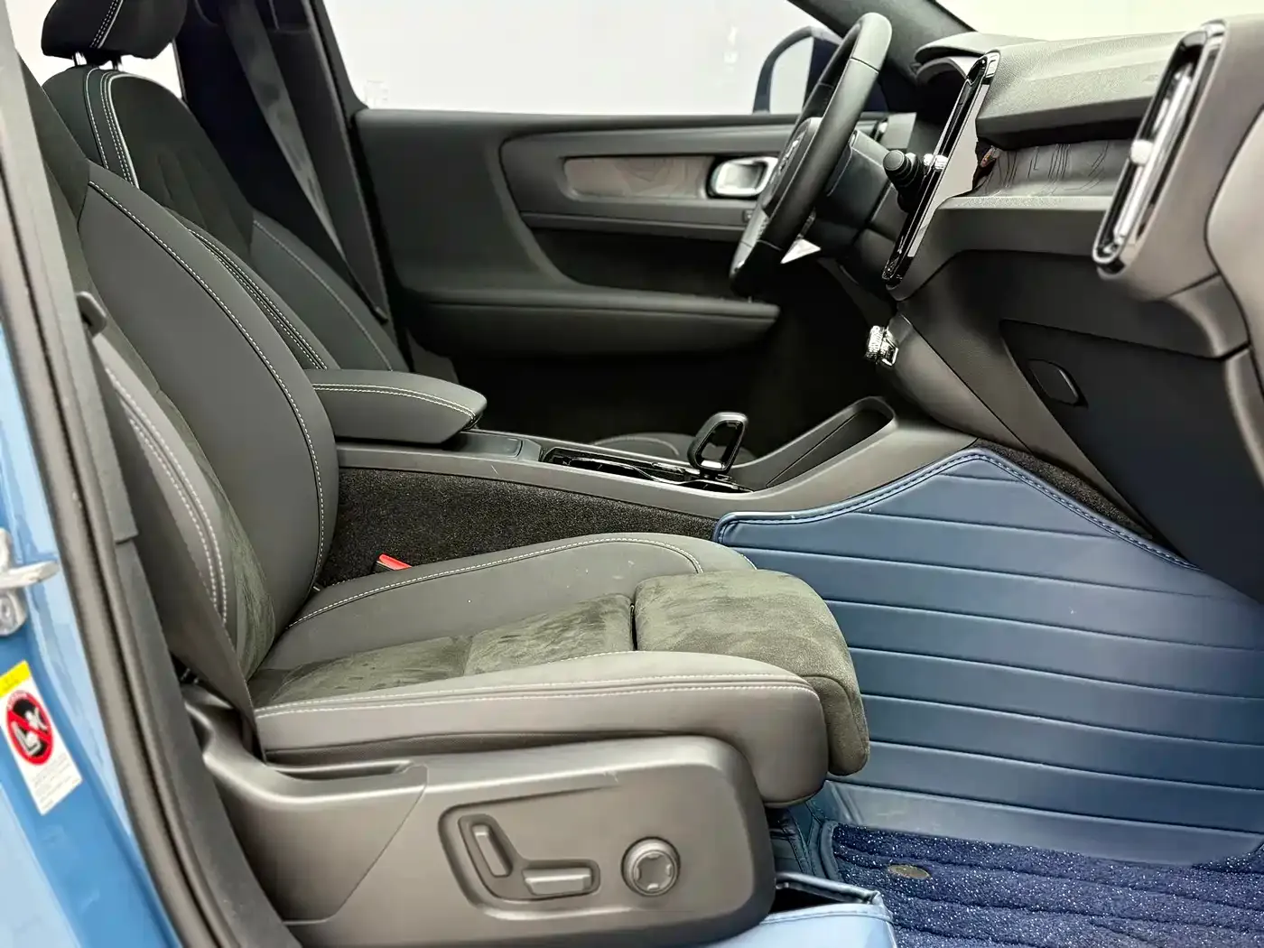 Volvo C40 Long Range Edition 2023 — фото 18