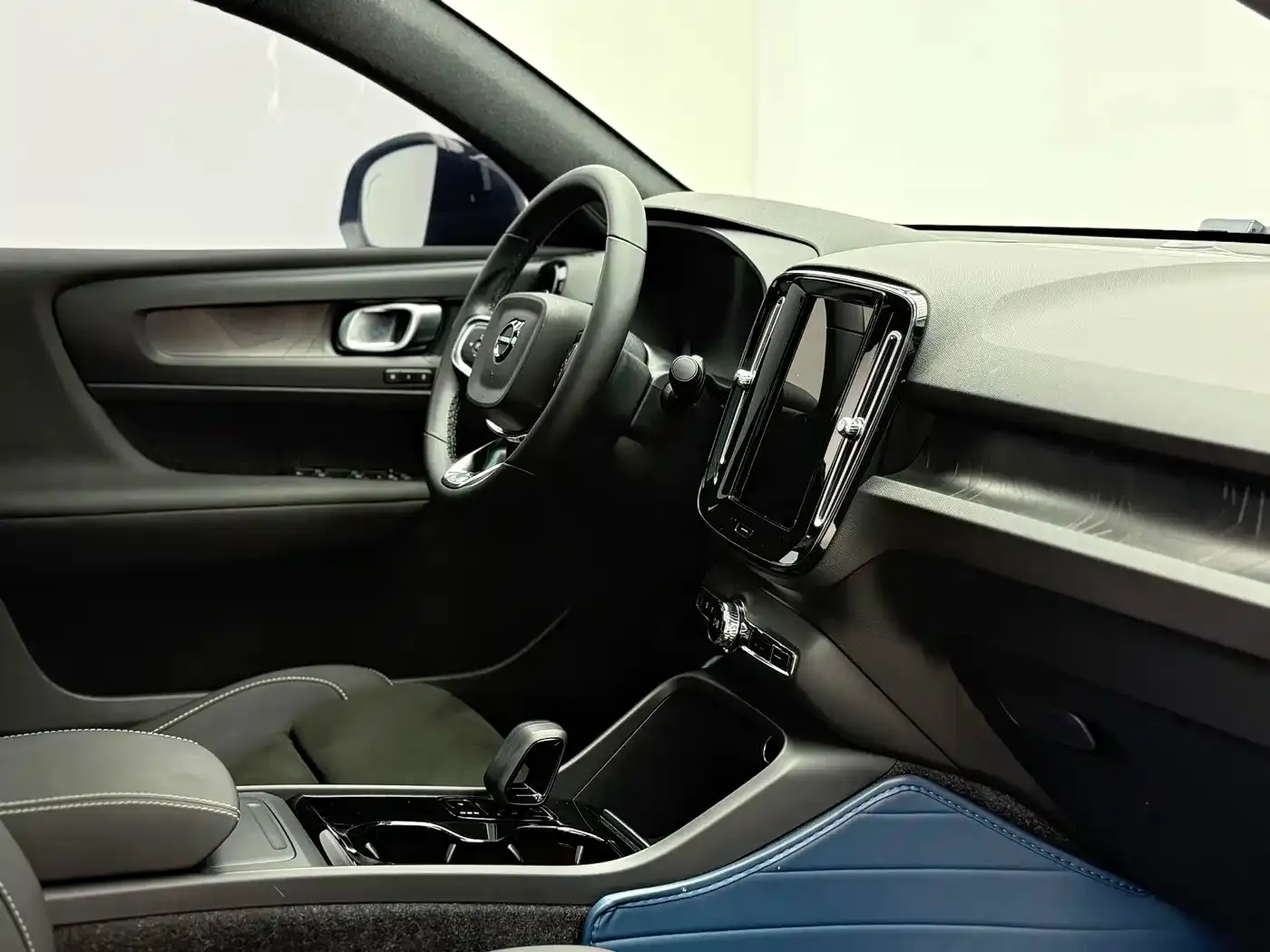 Volvo C40 Long Range Edition 2023 — фото 17
