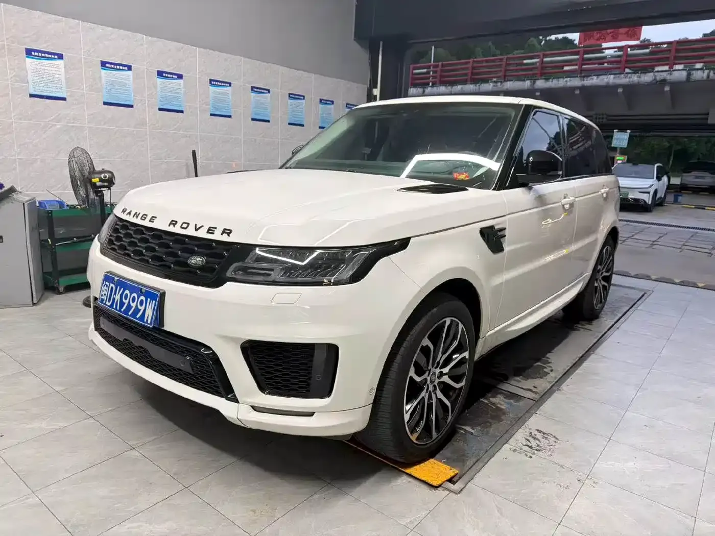Land Rover Range Rover Sport 3.0 L6 Gloss Black Edition 2022