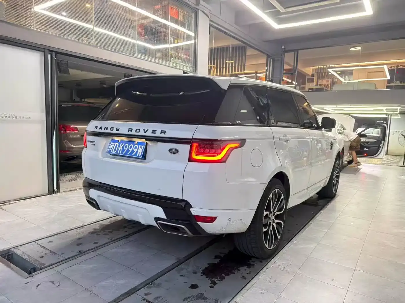 Land Rover Range Rover Sport 3.0 L6 Gloss Black Edition 2022 — фото 8