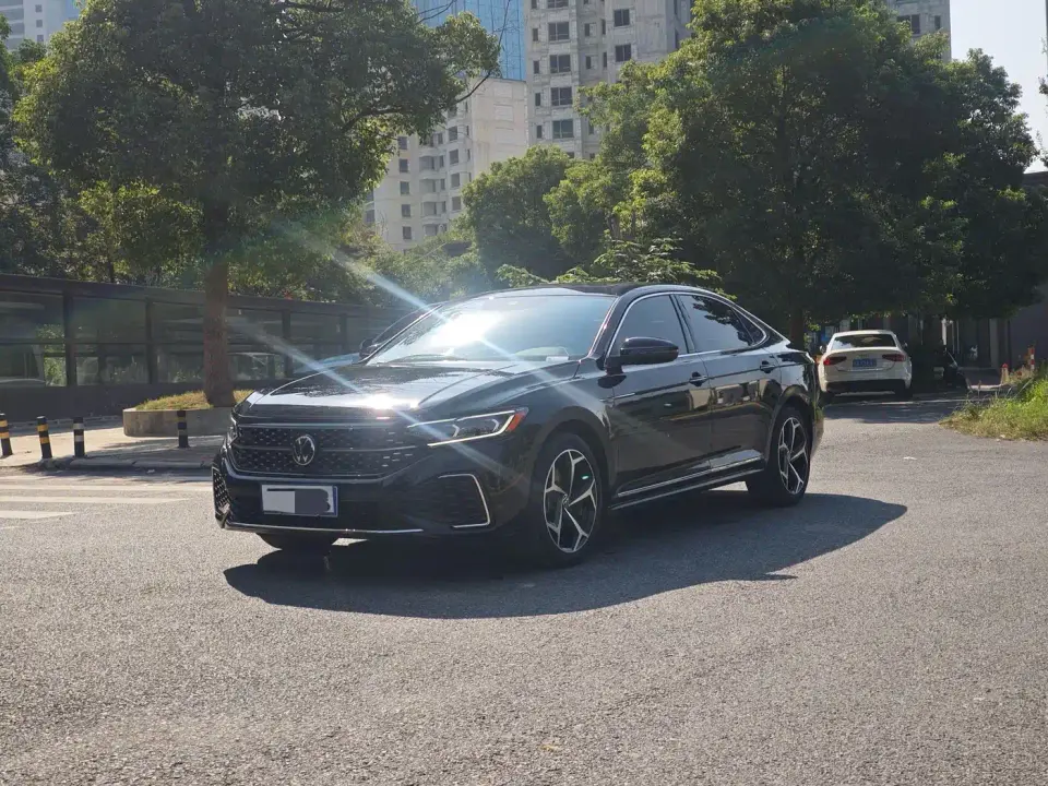 Volkswagen Passat 330TSI Starlight Luxury Edition 2023
