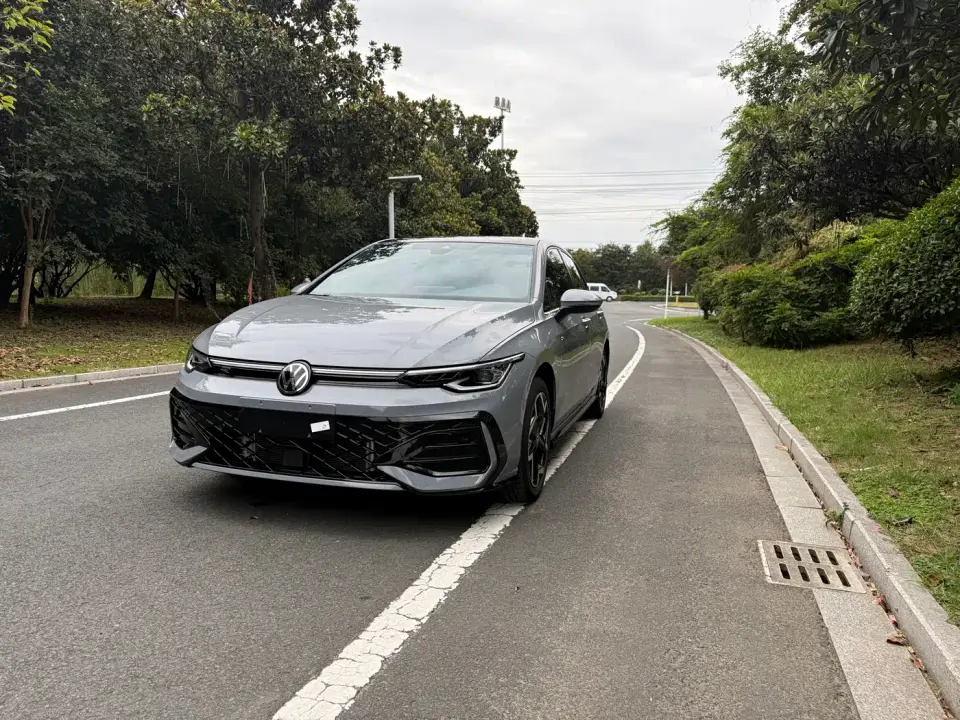 Volkswagen Golf 300TSI R-Line 2026