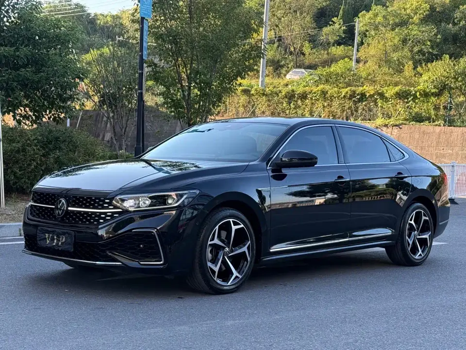 Volkswagen Passat Facelift 330TSI Starlight Luxury Edition 2023