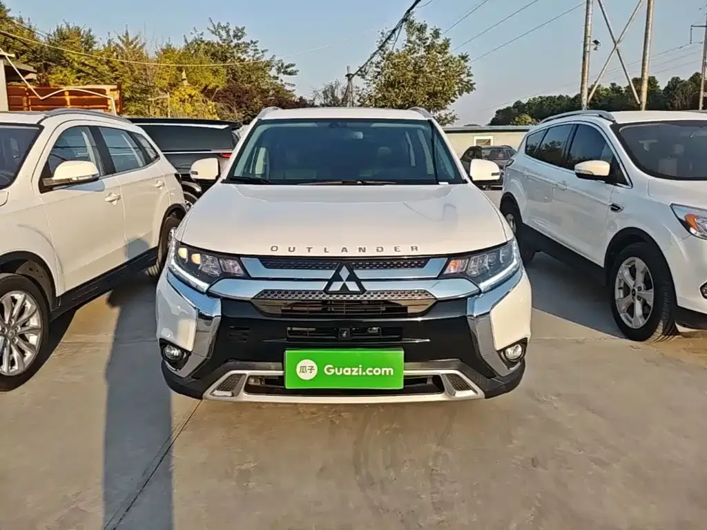Mitsubishi Outlander 2.4L 4WD Luxury 5-seater 2020 — фото 3