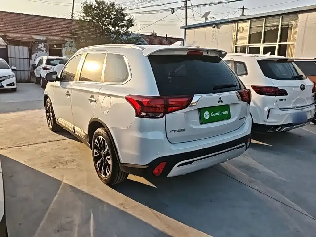 Mitsubishi Outlander 2.4L 4WD Luxury 5-seater 2020 — фото 5