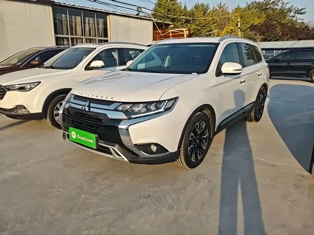 Mitsubishi Outlander 2.4L 4WD Luxury 5-seater 2020 — фото 2