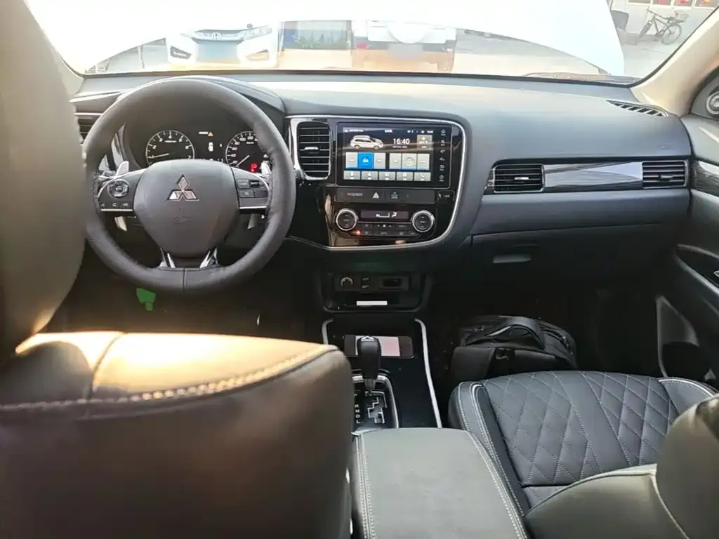 Mitsubishi Outlander 2.4L 4WD Luxury 5-seater 2020 — фото 10