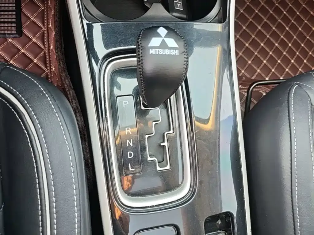 Mitsubishi Outlander 2.4L 4WD Luxury 5-seater 2020 — фото 14