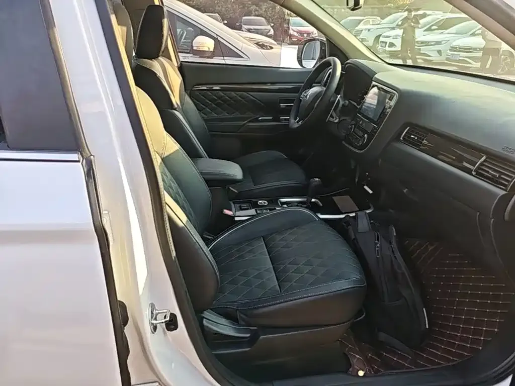 Mitsubishi Outlander 2.4L 4WD Luxury 5-seater 2020 — фото 25