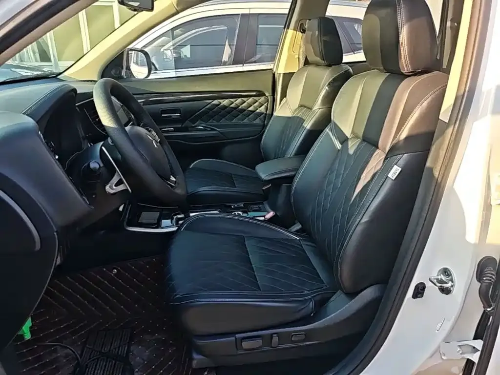 Mitsubishi Outlander 2.4L 4WD Luxury 5-seater 2020 — фото 15