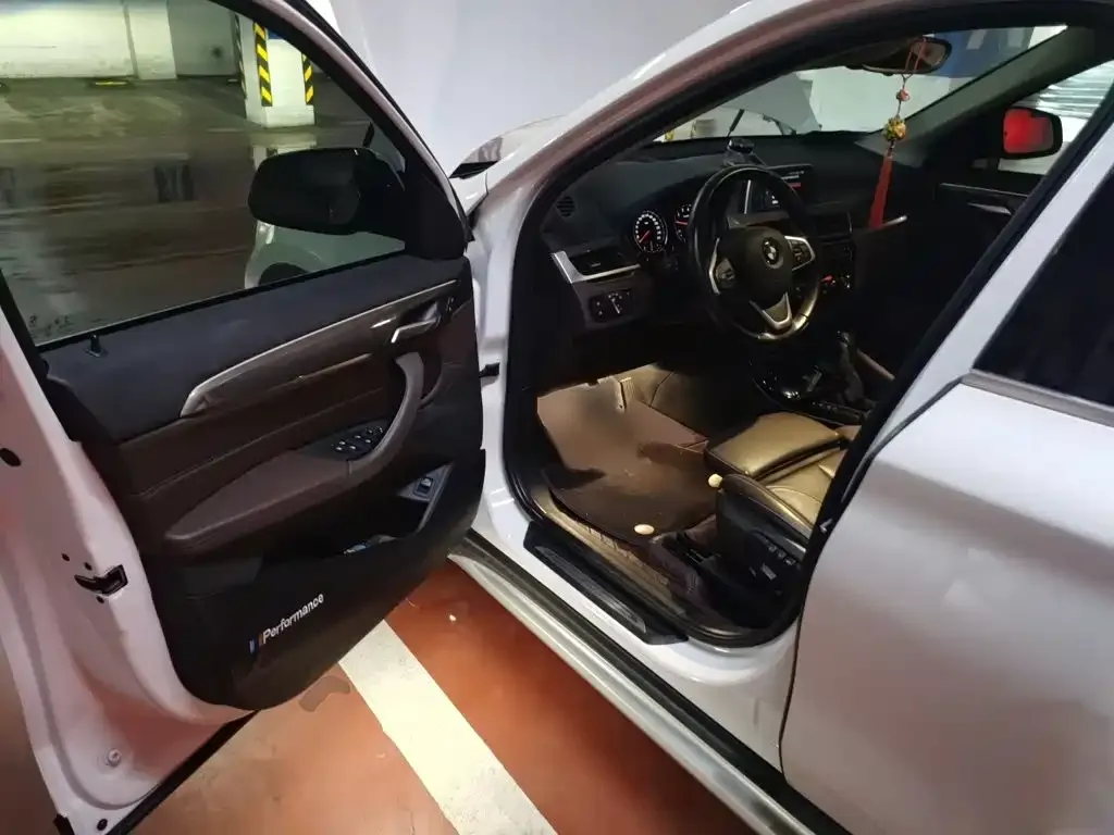 BMW X1 sDrive18Li Premium Model 2019 — фото 14